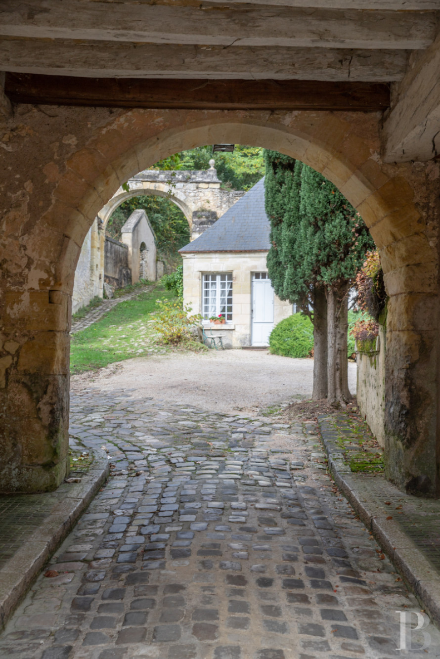 En Indre-et-Loire, sur les hauteurs d’un village, près d’Amboise, un château et son hameau en bordure de forêt - photo  n°3